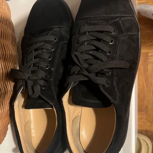 Louboutin Skor - Svarta loubs utan taggar, storlek 43. Fick dem i present, köptes i London. Kommer rengöras och fixa innan frakt. Kvitto finns, Nu för tiden bara samlar smuts, pris kan ändras vid snabb affär, hör av er vid funderingar.