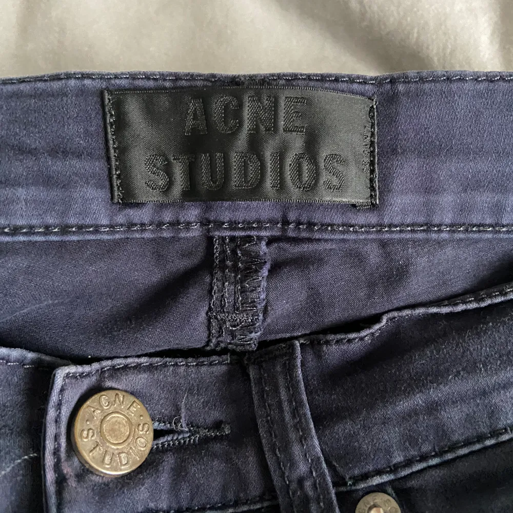 Skit snygga byxor till sommaren som används få tal gånger  Ny pris ligger mella 3000 och 4000 säljer för endas 499kr så passa på🤌🏼. Jeans & Byxor.