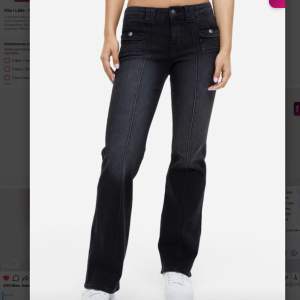 Hej säljer dem här jättefina populära jeansen från hm i storlek 34. De är nästan helt slutsålda överallt. Jeansen har inga defekter eller något. ❤️