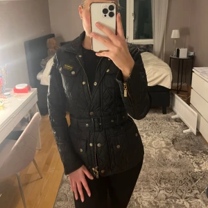 Barbour jacka - Säljer denna fina vår/höstjacka ifrån barbour! Den passar storlek Xs.