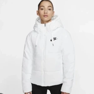 Vit Nike jacka  - använd så finns lite defekter men inget stor men kom privat för mer bilder på de, jackan går att ha åt båda hållen så jackan den går att vända på så ena sidan är i nyskick (kolla bilderna 1 och 2) då det blir 2 olika jackor🤍kom privat för mer info