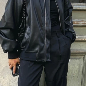 Skinnjacka - Säljer nu denna jättesnygga skinnjacka från NA-KD, i så fint skick! Nypris 1099  Skriv för privata bilder :)