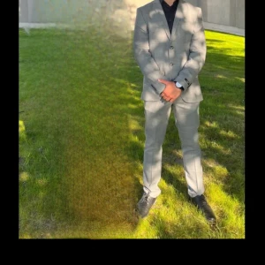 Bal Kostym Gråa - Säljer min brors bal kostym från Jack&Jones som är i jätte bra skick. Använt endast en gång.  Storlek 48 på både byxan o kavajen