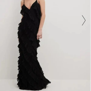 Lång maxi klänning - Super fin klänning från nakd 🥰 helt slutsåld! Aldrig använd å nypris är 700kr