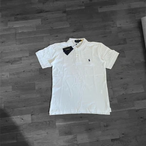 Polo Ralph Lauren piké  - Super snygg polo Ralph Lauren piké i storlek S herr! Helt ny! Ny pris 1300kr. Vid frågor och eller funderingar tveka inte på att höra av dig!🤩🔥