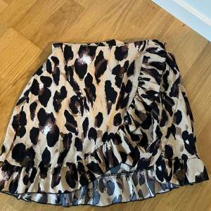 Kortare kjol från shien. Jättefin leopard kjol. Nyskick. Knytning. 