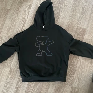 Hoodie  - Svart hoodie i stl 10y