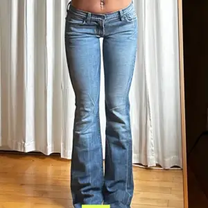 Såå snygga lågmidjade jeans som inte kommer till någon använding💗Använda max 2 gånger så i nyskick! De är 39cm rakt över midjan ca 80cm i innerbenslängden. Pris kan diskuteras, tryck gärna på köp 🙏🙏Vill få de sålda  innan nästa vecka!!