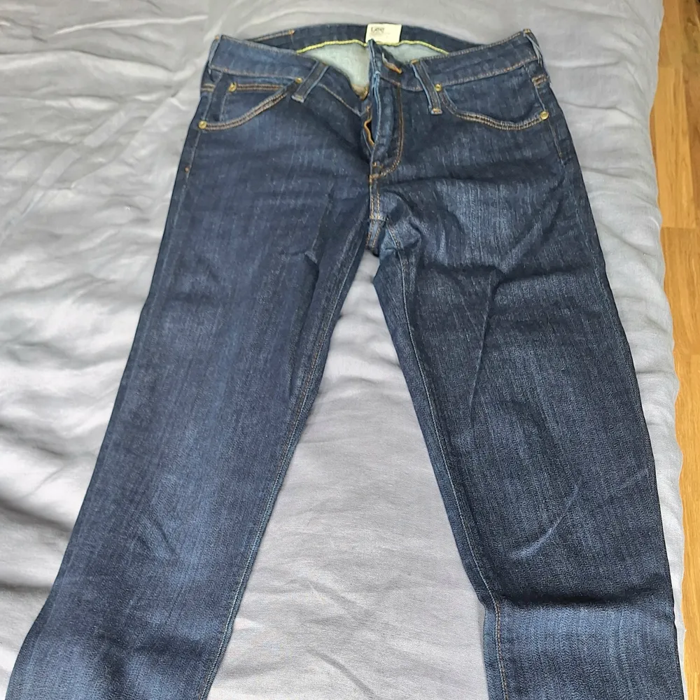 Leola straight W27 L 30 (87cm) Low waist. Denim slim Sparsamt använt.. Jeans & Byxor.