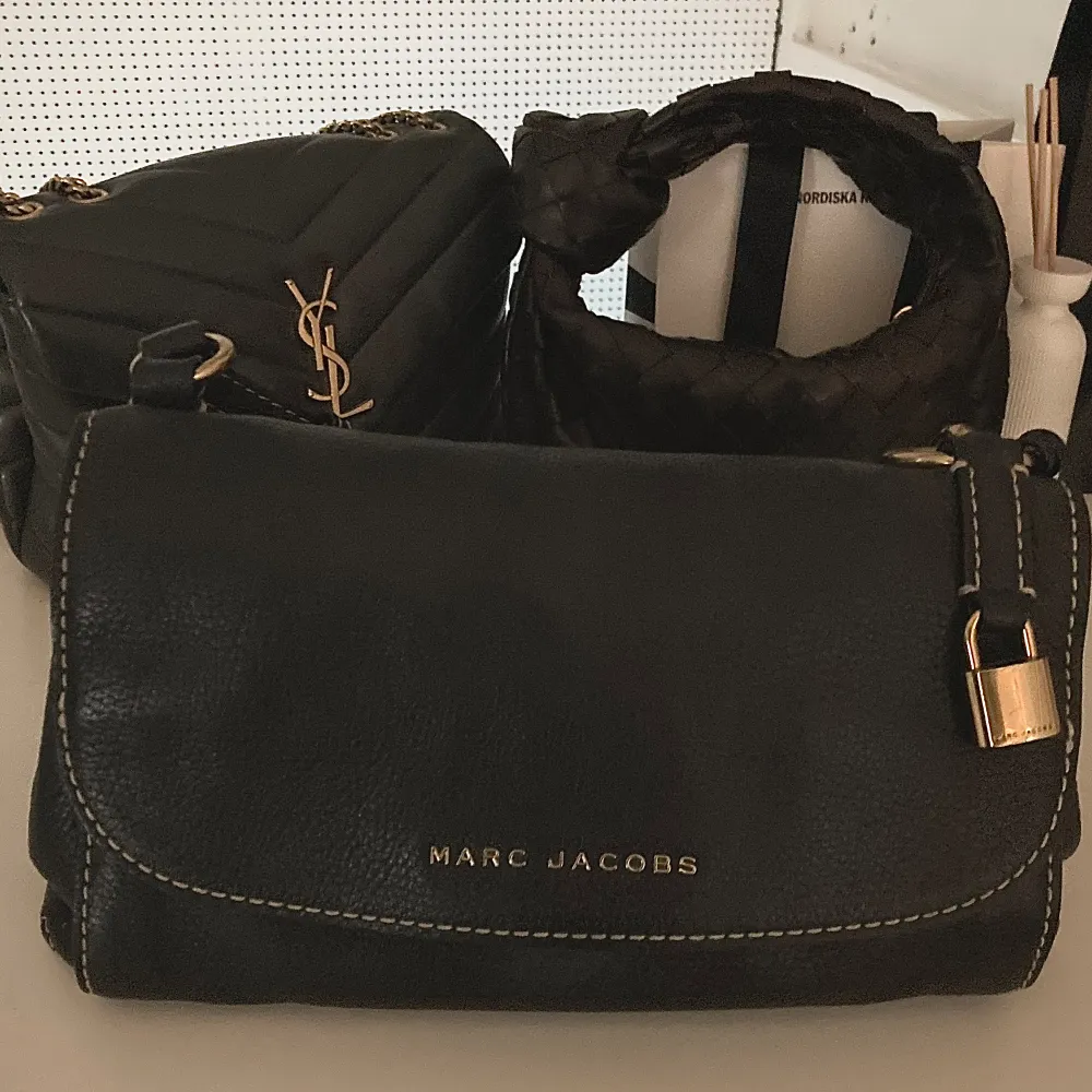 Jättefin väska från Marc Jacobs med coola detaljer!!! Jättebra skick och väldigt rymlig😇 Skriv för mer info eller bilder❤️‍🔥. Väskor.