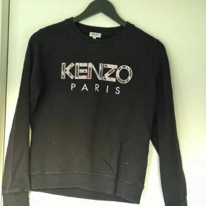 Kenzo tröja sparsamt använd! - Säljes pågrund av att de inte är min stil längre och inte kommer till användning.  Tröjan är sparsamt använd.    Kan även bjuda på eventuell frakt!   Pris kan diskuteras vid snabb affär.   Kan mötas upp i  närheten av Jönköping och i Sthlm!✨