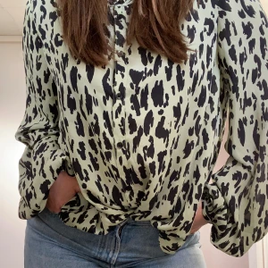 Grön/Svart blus  - Mintgrön blus med svart mönster från Lindex i storlek L 