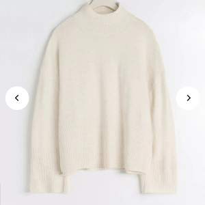 Säljer nu denna superfina vit beige stickade tröjan från Ginatricot som inte säljs i denna färgen längre. Tröjan har använts ett fåtal gånger och har inga defekter❤️ Köparen står för frakt🥰 Nypris 359kr.