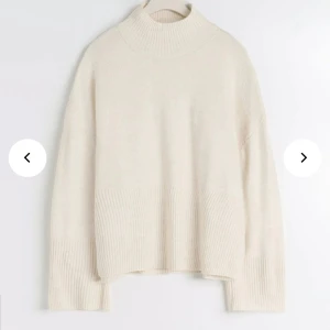 Stickad tröja - Säljer nu denna superfina vit beige stickade tröjan från Ginatricot som inte säljs i denna färgen längre. Tröjan har använts ett fåtal gånger och har inga defekter❤️ Köparen står för frakt🥰 Nypris 359kr.