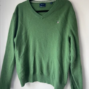 Stickad tröja från Gant - Stickad tröja från Gant, stolen 3XL men har krympt i tvätten så är som en M💙💚