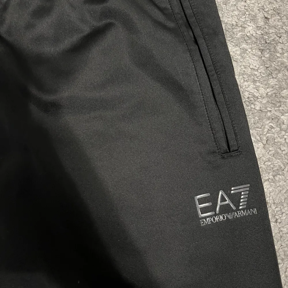 Säljer dessa EA7 mjukis byxor då de inte passar mig. De är i bra skick och är av ett väldigt mjukt material. . Jeans & Byxor.