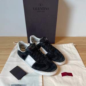 Marknadens fetaste skor ”Valentino flycrews” i använt skick 7/10. Det finns 9/18 spikar kvar. Skorna är storlek 41 men passar 42. Valentino tagen, två dustbags, boxen och valentino papper följer med (Pris kan diskuteras).