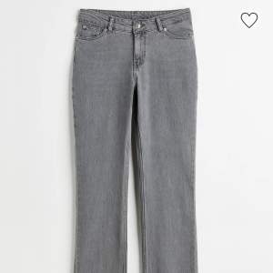 Gråa Hm jeans ”bootcut high jeans” med slits.  Storlek: 38. Använda en gång, ser nya ut. 