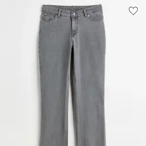 Gråa Hm jeans ”bootcut high jeans” med slits.  Storlek: 38. Använda en gång, ser nya ut. 