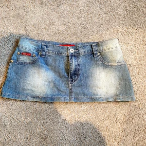 SÖTASTE MINIKJOLEN!! - Världens gulligaste jeanskjol, jag har rosa sömmar.  Är helt kär i den men tyvärr var den förstör på mig😫❤️