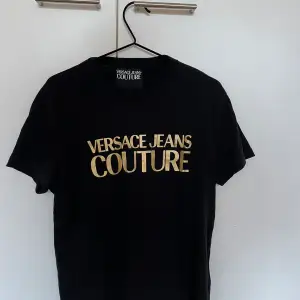 Versace Jeans Couture T-shirt Använd enstaka gånger och tvättad enligt skötselråd. Skick: 9/10 Storlek: S