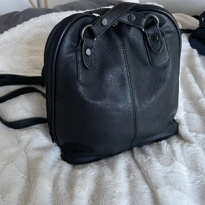 Puccini kombi väska - Svart väska från Puccini i nyskick. Går att använda som ryggsäck och handväska. Nypris ca 650kr.💕