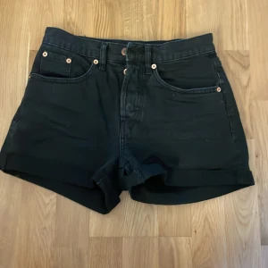 Jeansshorts - Fina svarta jeansshorts, perfekta till sommaren som tyvärr är för små för mig 💓