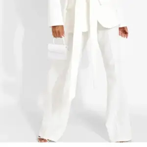 Vita kostymbyxor från bershka med slit i storlek 42 men passar 38-42. Använda 1 gång, säljer pga att jag inte gillar passformen på mig.