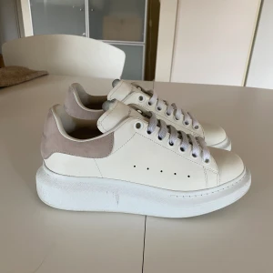 Alexander mqueen skor - Jättesnygga skor från Alexander Mcqueen. Inte använda många gånger och inga defekter.