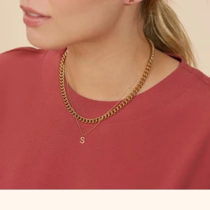 Bokstavshaldband - Halsband från Edblad med bokstaven S på och i färgen guld. Skriv för mer frågor och pris kan diskuteras🥰skriv innan ni trycker på köp nu