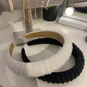 Diadem  - Säljer två jättefina diadem som har aldrig blivit använda, alltså är de i nyskick 💞