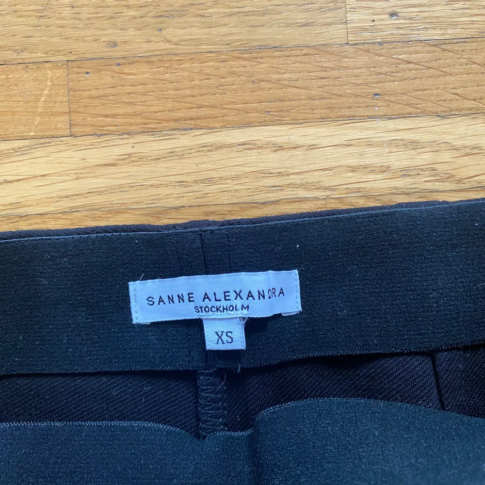 Helt oanvända kostymbyxor från Sanne Alexandra. Strl XS. Jeans & Byxor.