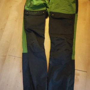 Frilufsbyxor - Frilufsbyxor i bra skick  Info om storlek på sista bilden 