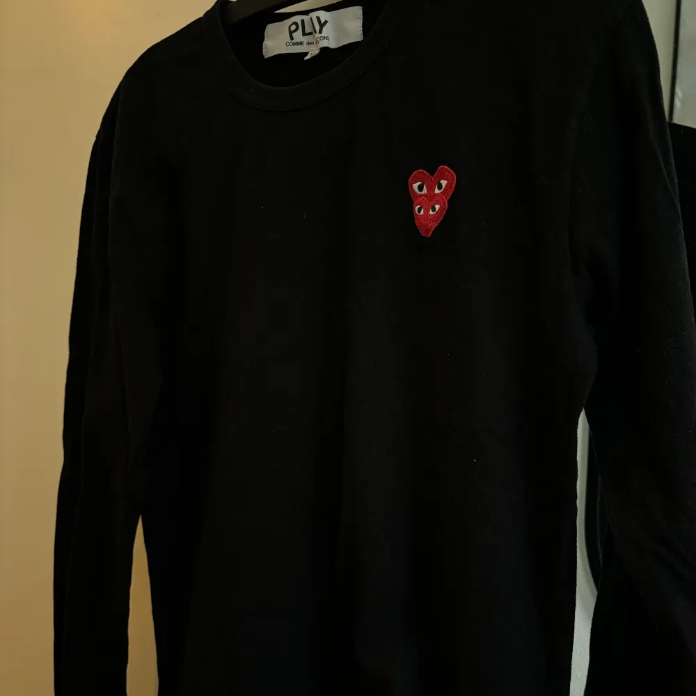En svart långärmad tröja från Comme des garçons. Storlek M. Säljer för att jag vill ha T-shirten istället. Självklart äkta. Tröjor & Koftor.