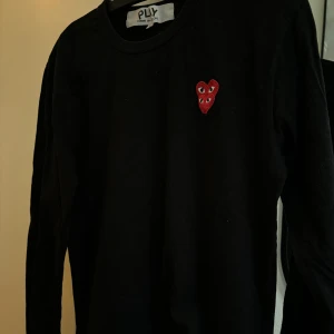 Comme des garçons tröja - En svart långärmad tröja från Comme des garçons. Storlek M. Säljer för att jag vill ha T-shirten istället. Självklart äkta