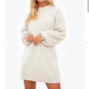 Stickad klänning - Jättefin ljusbeige/grå stickad klänning från Chiquelle, använd vid ett tillfälle 🤍 Mycket mer lik i färgen på första bilden än sista bilderna ☁️ Onesize men skulle säga passar S/M. Slutsåld.