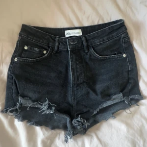 Zara jeans shorts - Säljer då de ej kmr till användning, pris kan disskuteras vid snabb affär