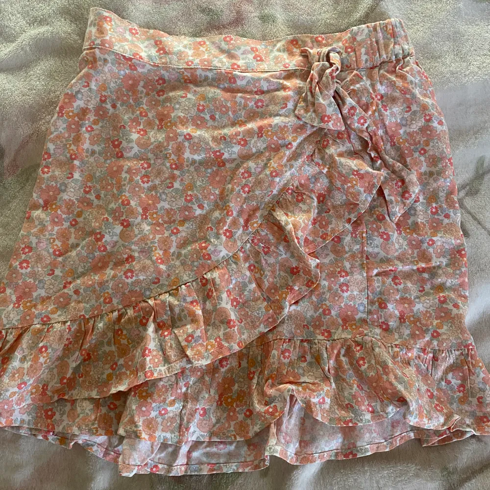Säljer denna blommiga kjolen från Kappahl. Den är lite skrynklig men annars i bra skick och har inte kommit till användning.  Säljer även ett matchande linne🙌🏻. Kjolar.