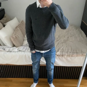 Ralph Lauren tröja  - Supersnygg stickad Ralph Lauren tröja i storlek M, passar superbra till våren och sommaren, Killen på bilden är 181. Hör av dig vid fler frågor eller funderingar!!💯