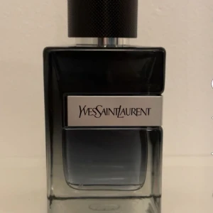 Yves Saint Laurent EDP (60 ml flaska) - En fräsch doft perfekt till sommaren. Använt ganska lite ce 40-45 ml kvar  Diskutera pris 