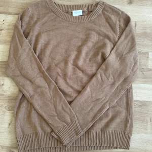 Säljer denna bruna stickade tröjan från Vila Storlek S 50kr