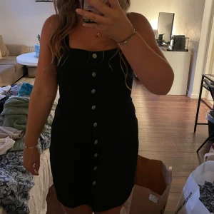 Svart jeans klänning  - Säljer min svarta jeans klänning från H&M som inte kommer till användning längre. Den är i storlek 38 och i gott skick! 