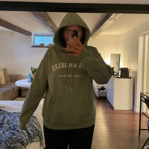 Grön hoodie  - Oversized grön hoodie i storlek M. Den är i ok skick.