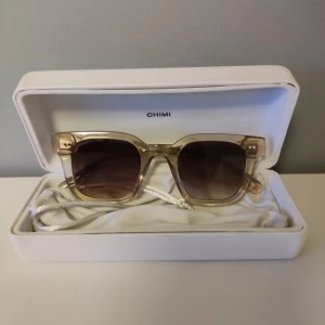 Chimi 04 Ecru - Pris 1000 Nypris 1350 