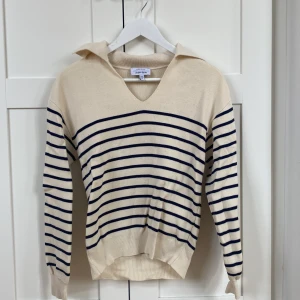 Other stories tröja - Sparsamt använd tröja från & other stories i storlek xs, passar även S