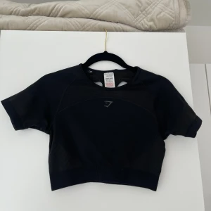 Träningstopp från gymshark - Svart croppad träningstopp från gymshark i nyskick!🏋️‍♀️