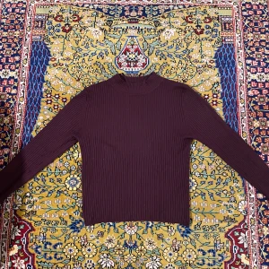 Turtlenecktröja - Superfin lila ribbad turtleneck, bara använd några få gånger så i superfint skick!
