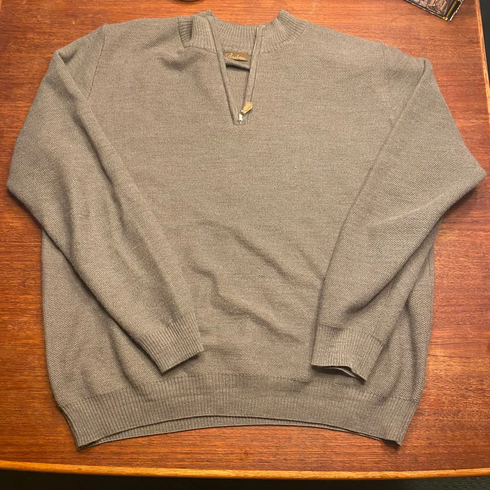 En stilren Lite ljusgrön/grå halfzip tröja från det attraktiva märket Stenström. Skicket på tröjan är 8/10 då den är använd men utan någon stölre deffekt. Storlek L/Xl.. Tröjor & Koftor.