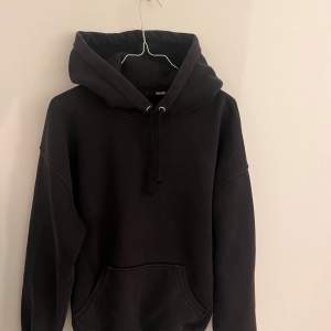 Svart hoodie från bikbok i storlek xs, har använt hoodien en del men det är i bra skick utan några defekter! Köpte den för 400, säljer för 200🥰