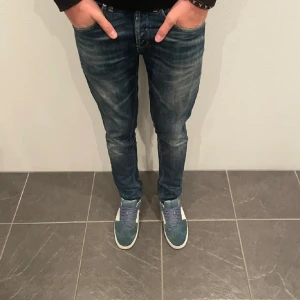 Dondup George - Säljer dessa feta Dondup jeans i modellen George. Skicket är 9/10, sparsamt använda, inga defekter. Priset kan diskuteras.